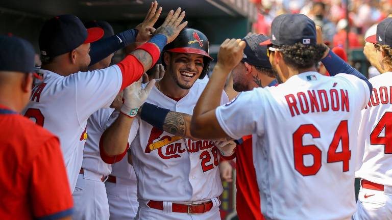 Cardenales blanquea a Rojos.