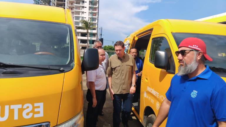 Autoridades de Vialidad y Transporte revisan el transporte escolar de Mazatlán.