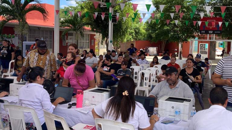 Ciudadanos acudieron a la Primaria Bicentenario de la Independencia para tramitar documentos oficiales durante la campaña “Identidad es tu Derecho”.