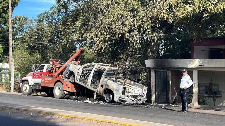 Una patrulla de la Policía Estatal se quemó en El Fuerte debido a una falla eléctrica.