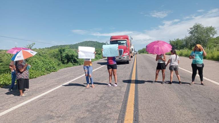 La comunidad de Los Zapotes protagonizó este viernes una protesta que paralizó el tránsito en la carretera libre Mazatlán–Culiacán.