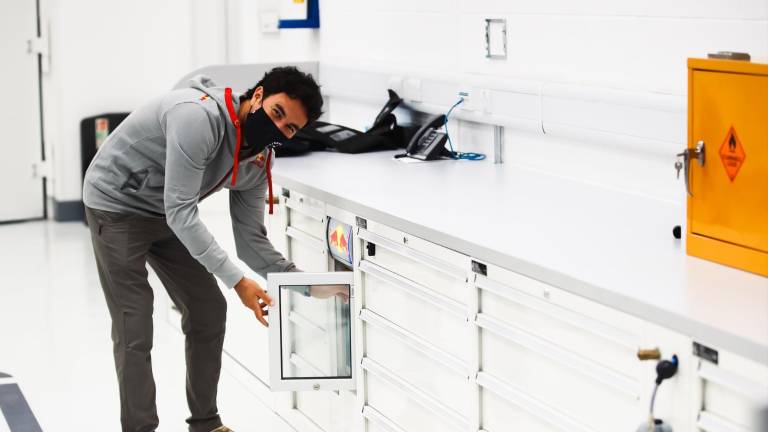 El piloto mexicano Sergio “Checo” Pérez resultó clave para que su compañero Max Verstappen se coronara en 2021.