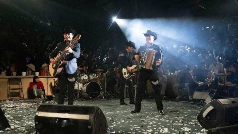 Los Alegres del Barranco enfrentan cargos en Jalisco por presunta apología del delito al interpretar corridos relacionados con el narcotráfico en varios conciertos.