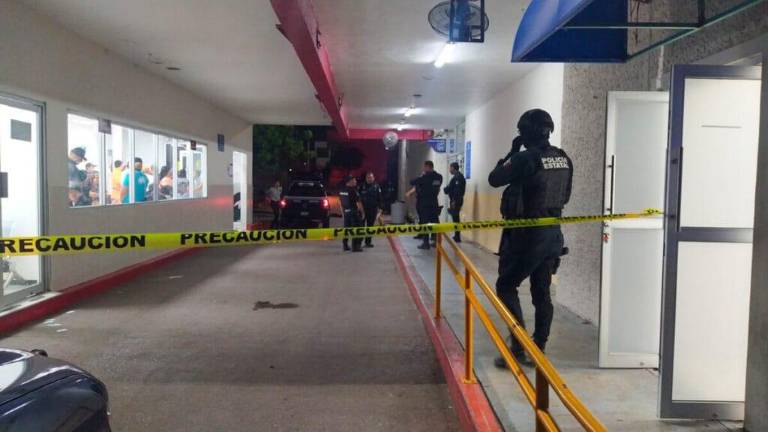 En un auto particular, un joven llegó este miércoles a un hospital de Culiacán con una herida de bala en la cabeza.