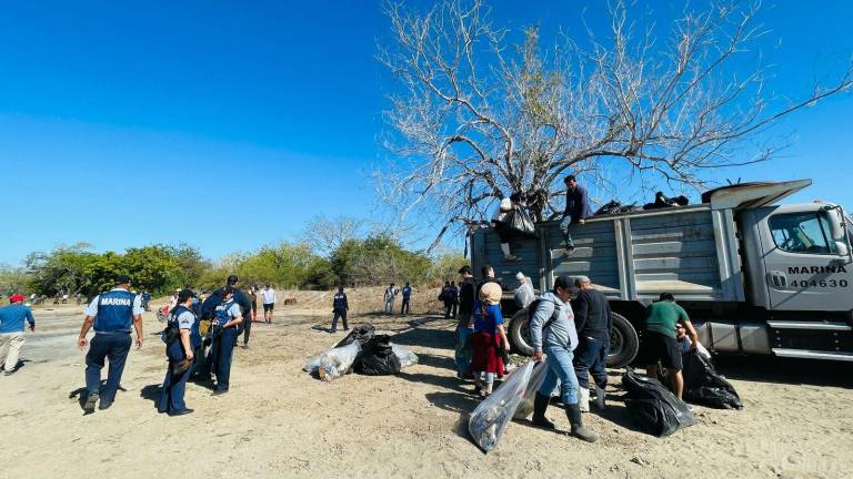 Elementos de la Cuarta Región Naval apoyaron al colectivo MazConciencia y voluntarios a realizar la jornada de limpieza en Isla de Soto, en Mazatlán.