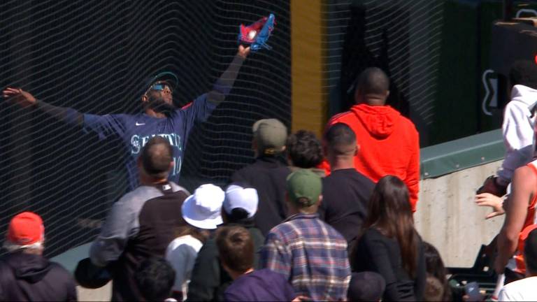 Víctor Robles realizó una gran atrapada en el encuentro del domingo en San Francisco, pero eso le provocó la lesión.
