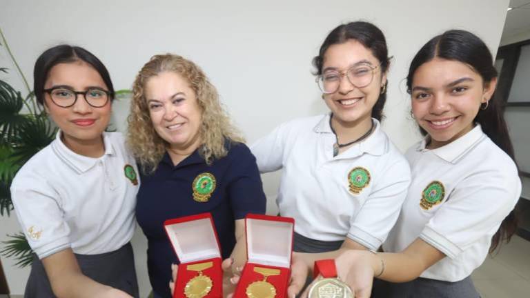Natali Quetzalli, Samantha Guadalupe y Génesis, así como la maestra, Judith Rebeca, requieren apoyo económico para poder viajar a Rumania y representar a México.