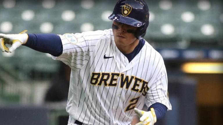Luis Urías respondió a la ofensiva por los Cerveceros de Milwaukee.