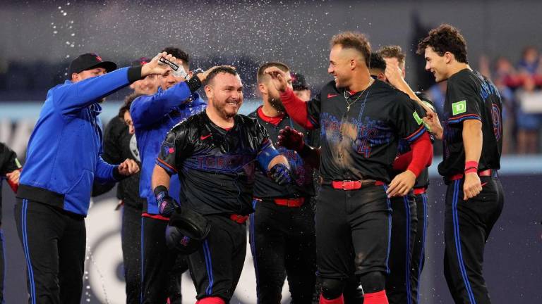 Alejandro Kirk es felicitad por sus compañeros tras definir el encuentro en la entrada 11.