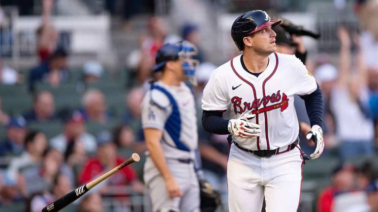 Austin Riley pega dos jonrones.