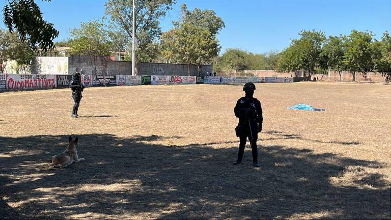 El cadáver fue abandonado en el lugar, luego de varios reportes de detonaciones de arma de fuego en las inmediaciones del Aeropuerto.