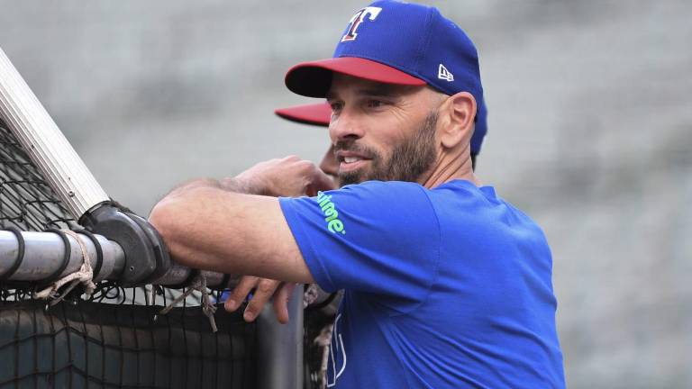 Chris Woodward tiene dos años más de contrato con Rangers.