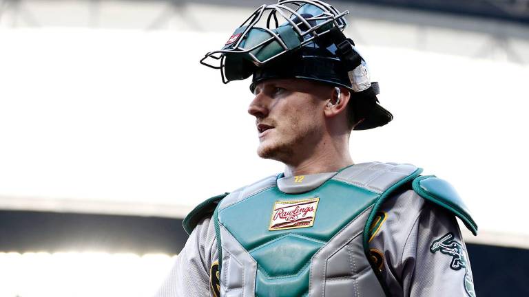 Sean Murphy seguirá con Bravos un rato más.