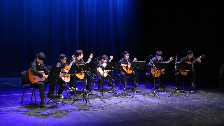 Alumnos de Guitarra Popular Infantil y Juvenil formaron un ensamble.