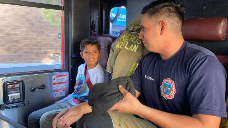 Luis Alejandro pudo conocer y subir en un camión de bomberos real.