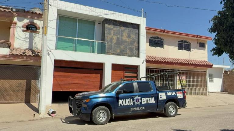 Una patrulla de la Policía Estatal custodia la vivienda del Comandante.