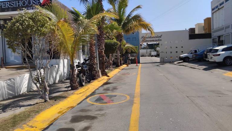 Fue el propio Ayuntamiento de Mazatlán, a través de la dirección de Obras Públicas, quien acudió al lugar para pintar las líneas en el pavimento, delimitando el espacio, indican.
