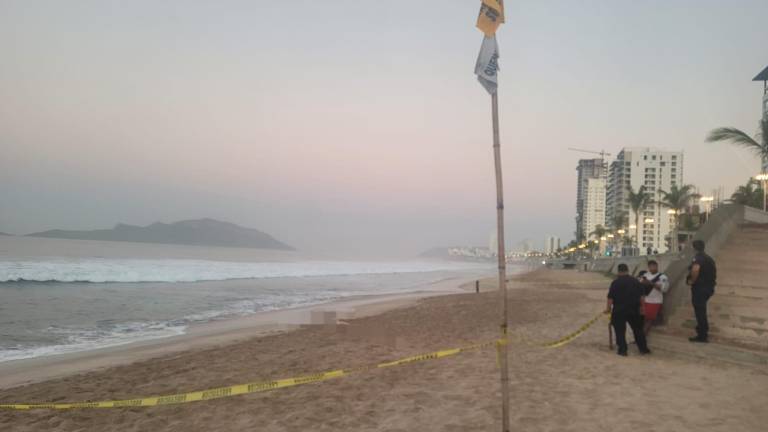 Elementos de salvavidas de Mazatlán informaron sobre un hombre sin vida que salió del mar.