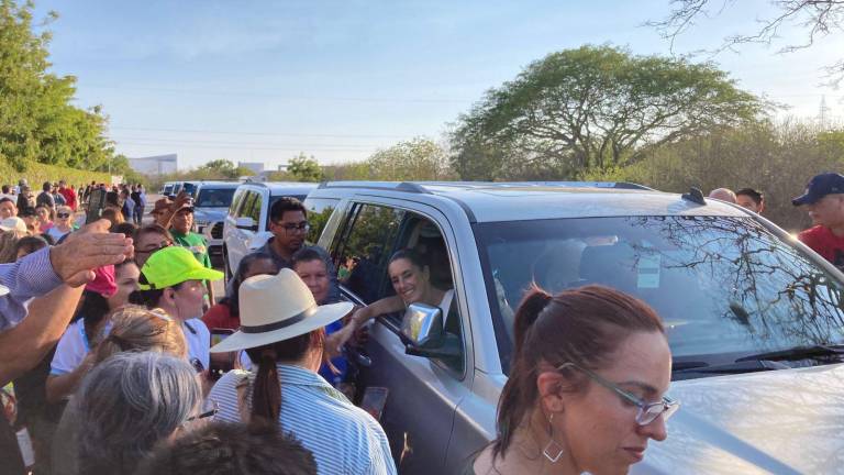 Simpatizantes rodearon el vehículo de la Presidenta Claudia Sheinbaum a su llegada al Hospital General de Mazatlán; manifestantes se quedaron al margen sin ser escuchados.