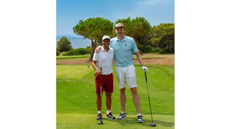 Rafael Nadal (izq.) demostró que tiene talento para el golf.