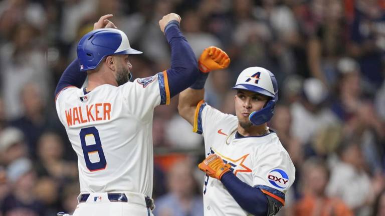 Ramón Urías celebra tras haber conectado su primer jonrón con Houston,.