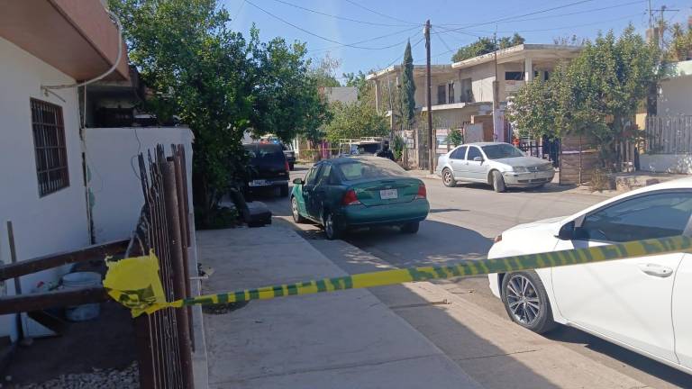 Civiles armados atacaron a un hombre a balazos frente a una vivienda en la calle Puerto de Huatabampo, en la colonia El Vallado, alrededor de las 14:00 horas.