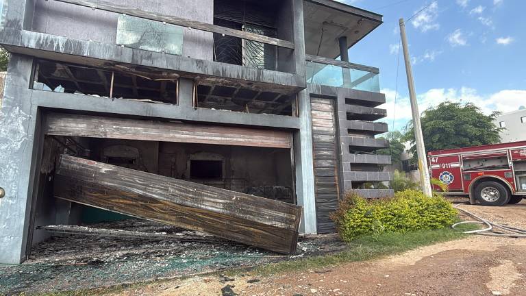 Bomberos sofocaron el incendio en dos viviendas atacadas en la colonia Lomas del Magisterio; en una de ellas auxiliaron a una mujer intoxicada por el humo.