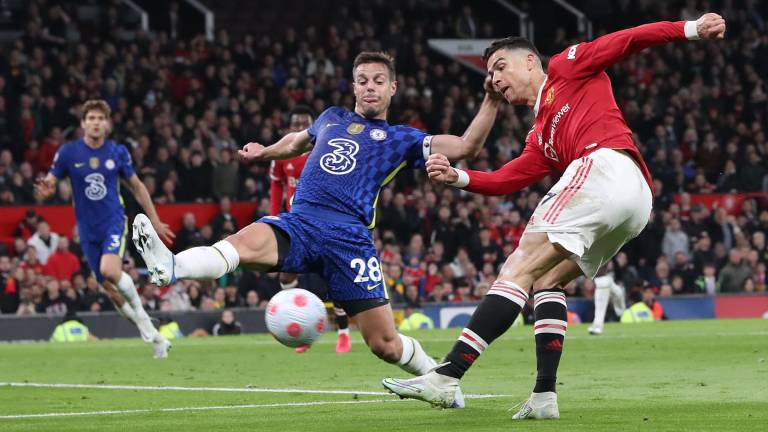 Cristiano Ronaldo marca su gol 17 en la temporada de la Premier League.