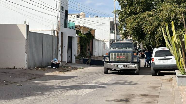 La vivienda de la colonia Tierra Blanca es inspeccionada por autoridades este domingo.