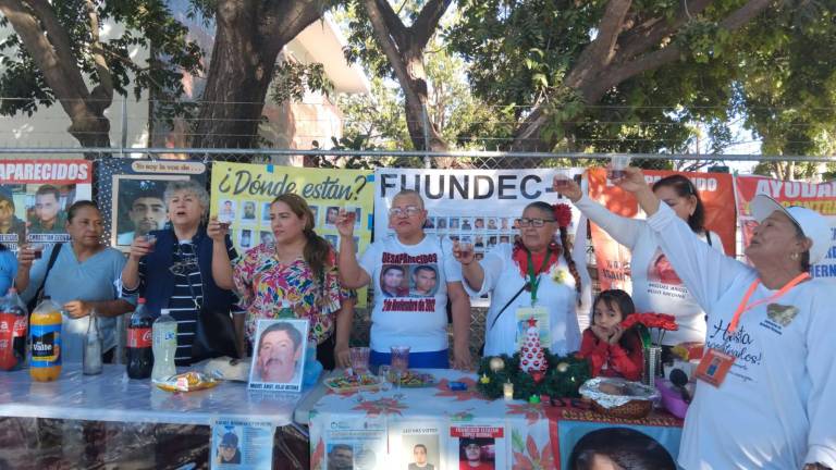 El grupo compuesto por madres, hermanas e hijas deleitaron una comida con alimentos preparados por ellas mismas en honor a sus desaparecidos.