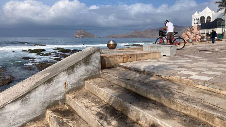Botellas, envolturas y residuos se acumulan en el entorno de las Letras de Mazatlán, afectando la imagen del destino ante visitantes y locales.