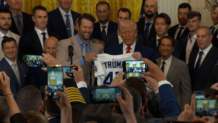 El pítcher Clayton Kershaw entregó un jersey al Presidente de Estados Unidos, Donald Trump, en la visita de los Dodgers a la Casa Blanca.