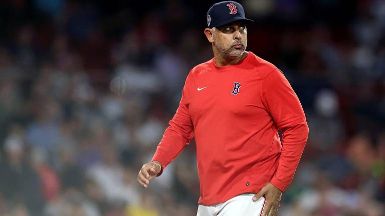 Alex Cora no logró calificar a los Medias Rojas a la postemporada en este año, pero seguirá al frente del equipo para 2024.