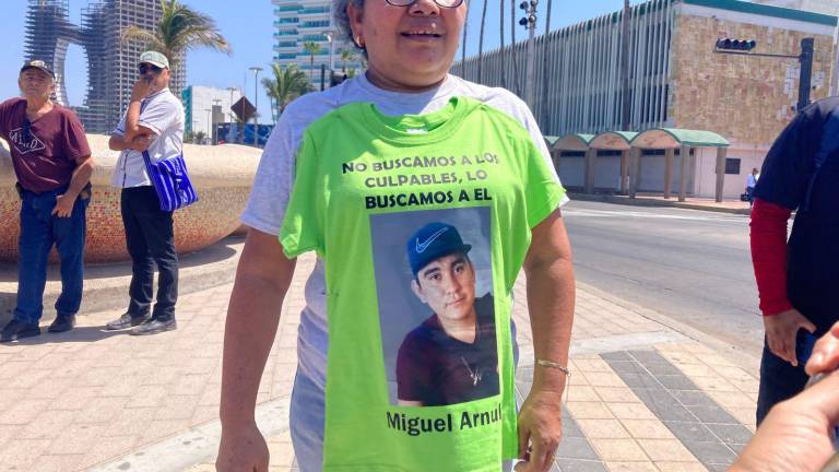 Orencia Velázquez sostiene la imagen de su hijo Miguel Arnulfo Lizárraga durante la marcha del 10 de mayo en Mazatlán, con la esperanza de que algún día regrese a casa.