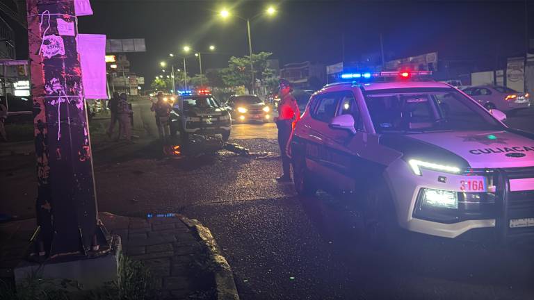Elementos de seguridad resguardaron el área del accidente en el que un motociclista perdió la vida en Culiacán.