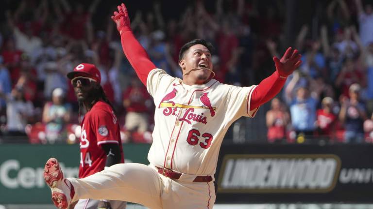 Yohel Pozo celebra su imparable ganador para los Cardenales.