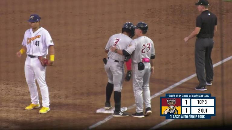Yophery Rodríguez, quien aquí llegó a la primera base, pertenecer ahora a los Medias Rojas.