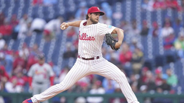Aaron Nola estará fuera de acción por dos semanas.