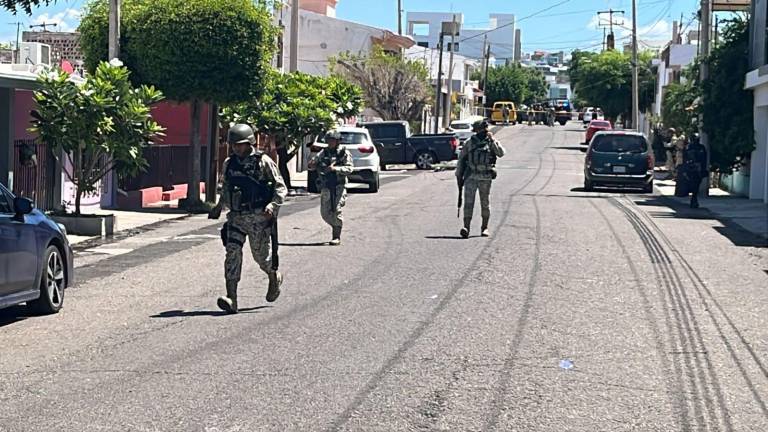 Camioneta donde fue localizado sin vida el escolta tras la persecución en colonia Morelos, Culiacán.