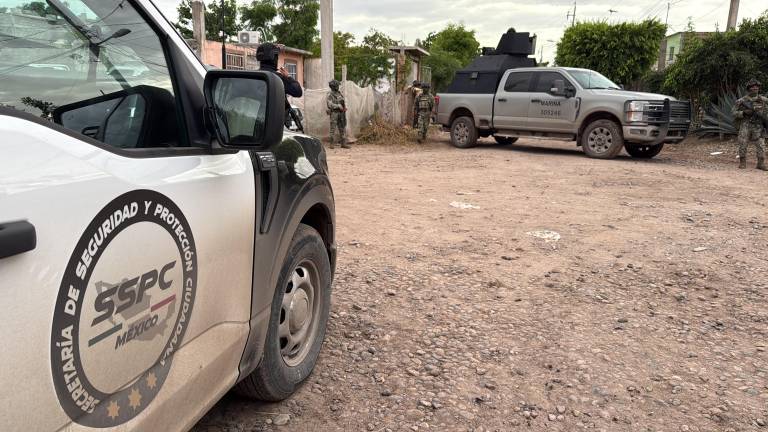 Autoridades acudieron al sitio del hallazgo del cuerpo en la sindicatura de Villa Juárez, en Navolato.