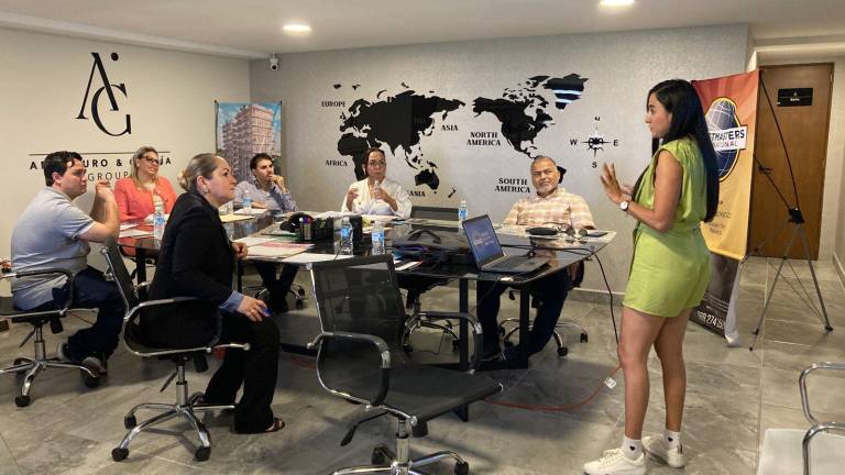 Socios del Club Toastmaster AG Group participaron en una sesión de capacitación, donde desarrollan habilidades de comunicación, liderazgo y evaluación de discursos.