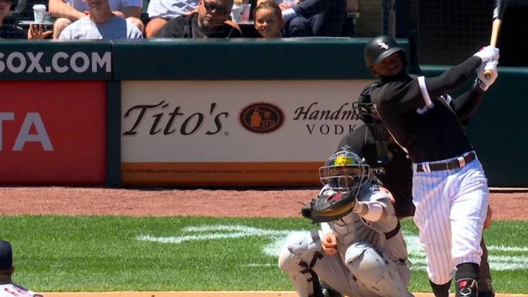 Luis Robert trae una con sencillo.