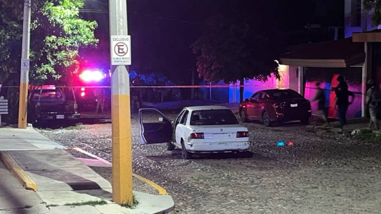 Un ataque a balazos en la colonia Las Quintas dejó un policía herido y a una civil sin vida este domingo.