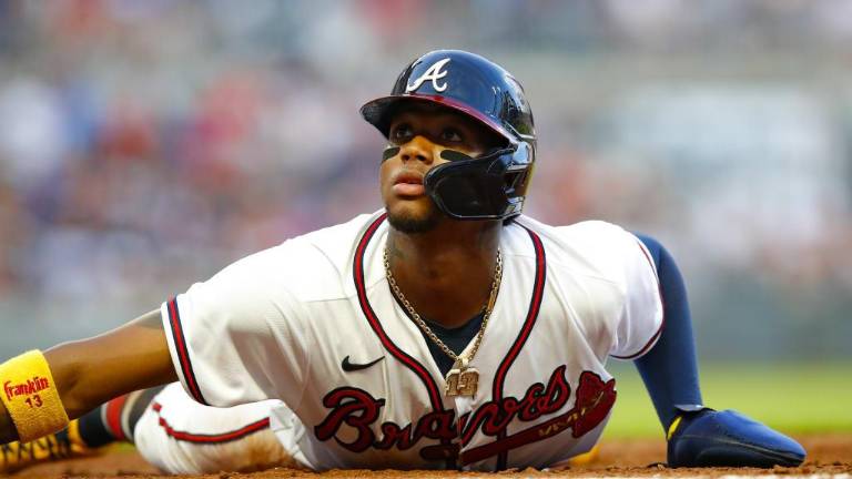 Ronald Acuña dejó el encuentro del lunes ante los Mets por lesión.