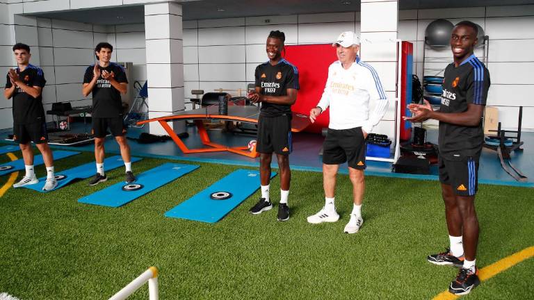 Carlo Ancelotti, aquí junto a varios de sus jugadores, volverá a dirigir en la Champions League con el Real Madrid.
