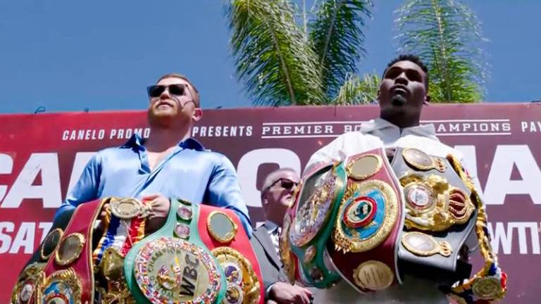 Saúl Álvarez y Jermell Charlo promocionan su pelea en Los Ángeles.