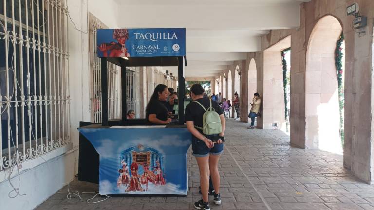 La taquilla en los pasillos del Ayuntamiento para comprar boletos para las coronaciones del Carnaval ya está funcionando.
