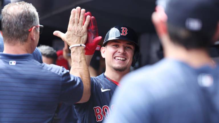 Luis Urías es felicitado por su grand slam.