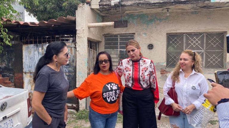 Activistas y regidoras atienden denuncia de maltrato animal en la colonia Venustiano Carranza, en Mazatlán.
