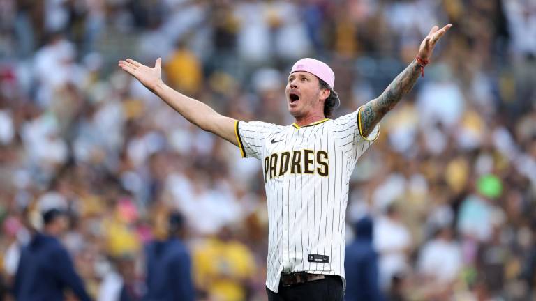 Tom DeLonge lanzó la primera bola en el juego del martes.